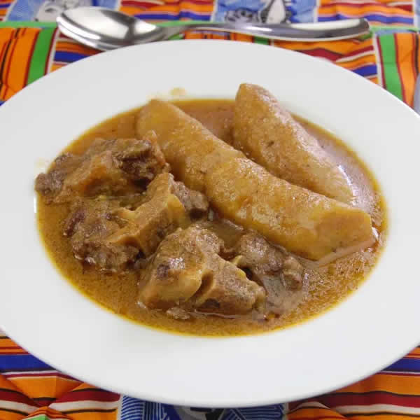 Kondrè chèvre ou ragoût de plantain à la viande de chèvre