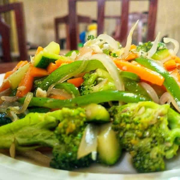 Raw vegetable salad, Niçoise salad, Chef’s salad, Avocado and shrimp salad, Mexican salad, Caesar salad